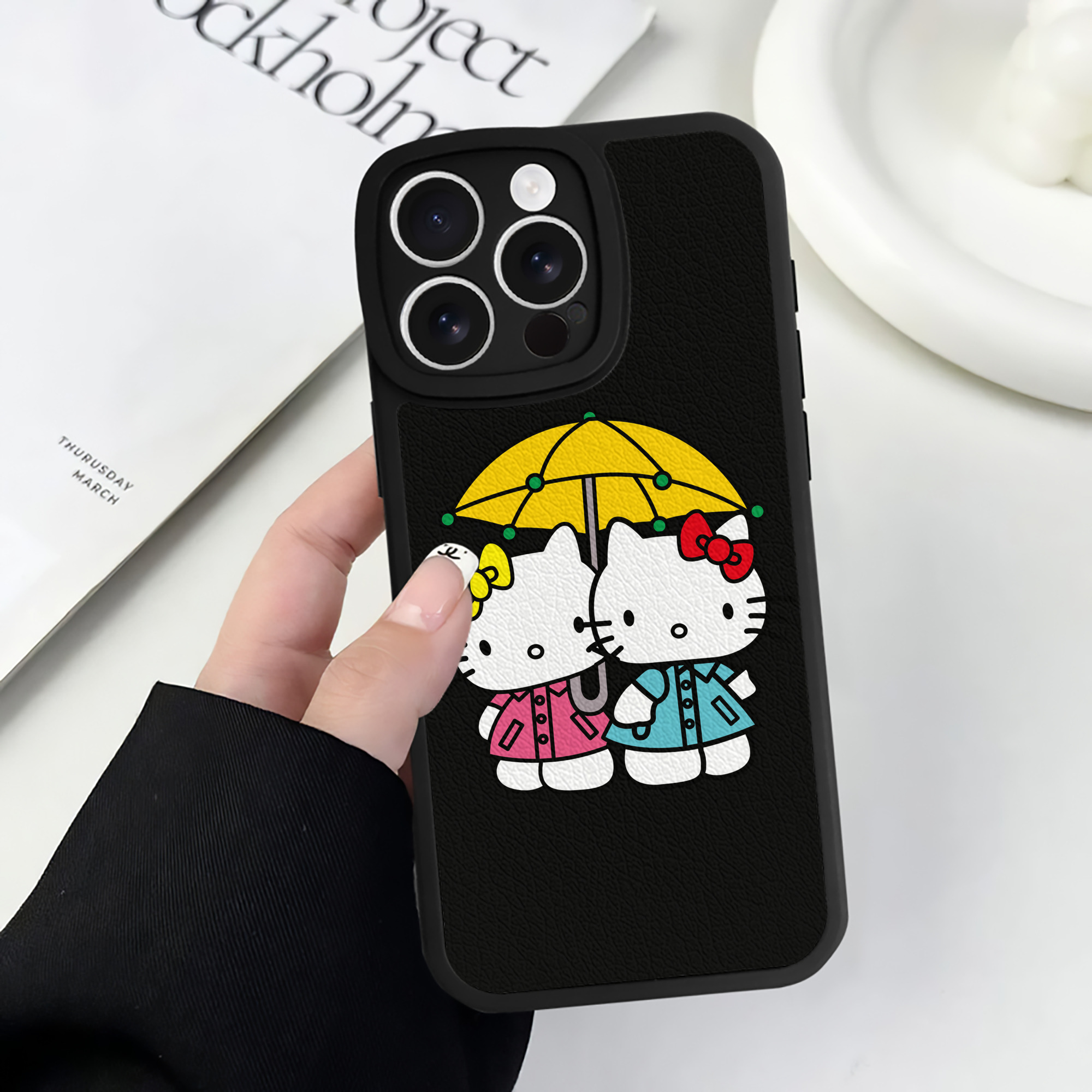 （画像用） Hello Kitty ハローキティ 【iPhone 16シリーズ対応】シリコンスマホケース（レザー調） 材質：シリコン